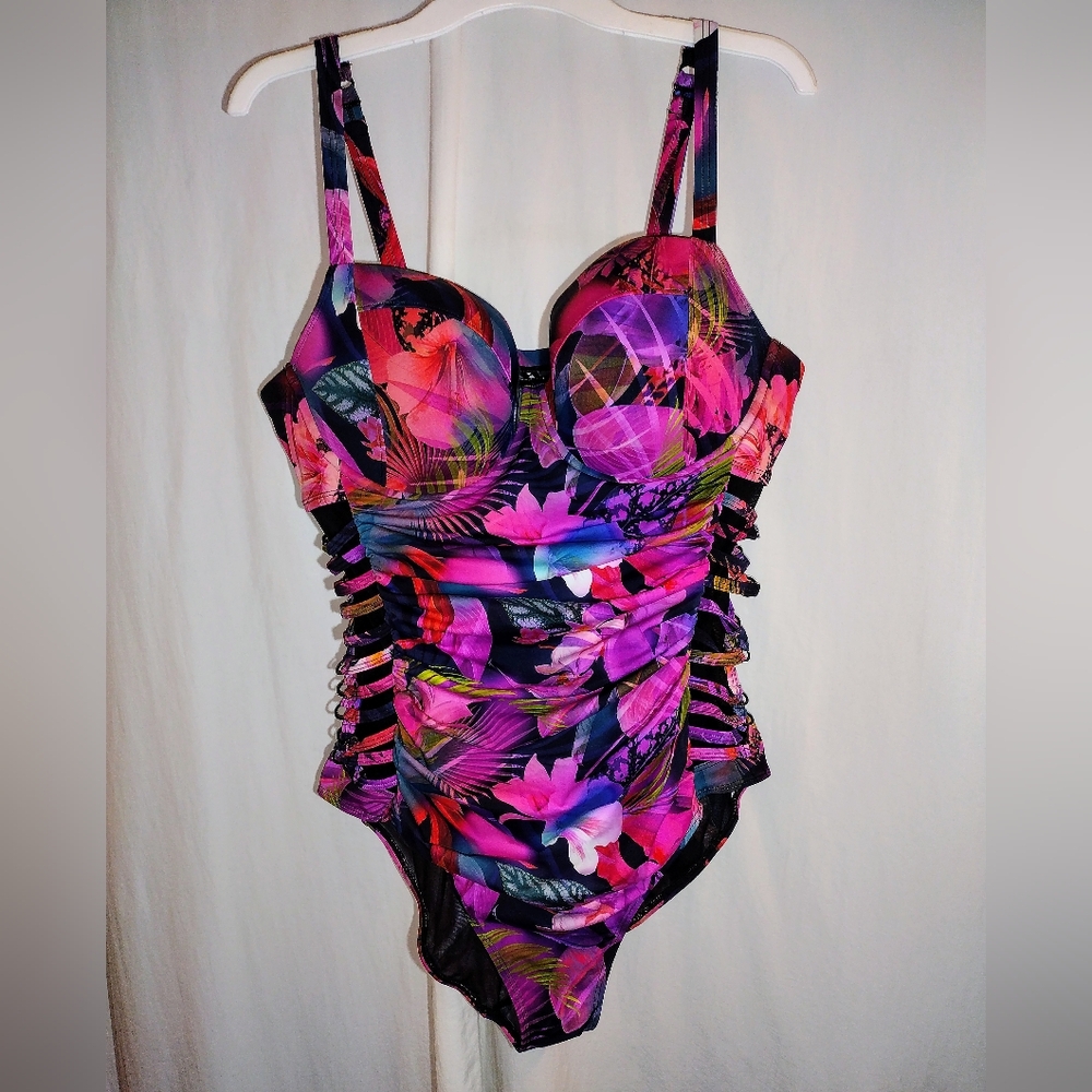 Lattice Side Underwire Sexy Swimsuit Size 2 2X D/DD  Torrid - Picture 4 of 12